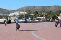 fietsend over de boulevard in Agadir