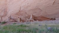Hier ziet men nog een pueblo onder een overhangende rots